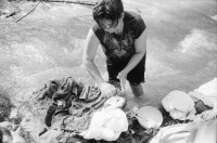 Image of sheet 19940370 photo 35: Dona Vicky Victoria (Alis Grossmutter ) wäscht Wäsche im Bach auf Stein Nicaragua 1994 Jinotega