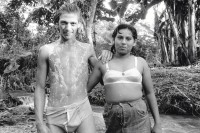 Image of sheet 19940380 photo 31: Junges Paar beim täglichen Bade im Fluss eingeseift mit Seife. Sie im BH er in Unterhose. Portrait.
Nicaragua 1994 √ Bad Mann frau Unterwäsche deza
Aus: «Der Traum von Solentiname» EPF, Zürich 
«El Sueño de Solentiname» IHNCA Managua p.172