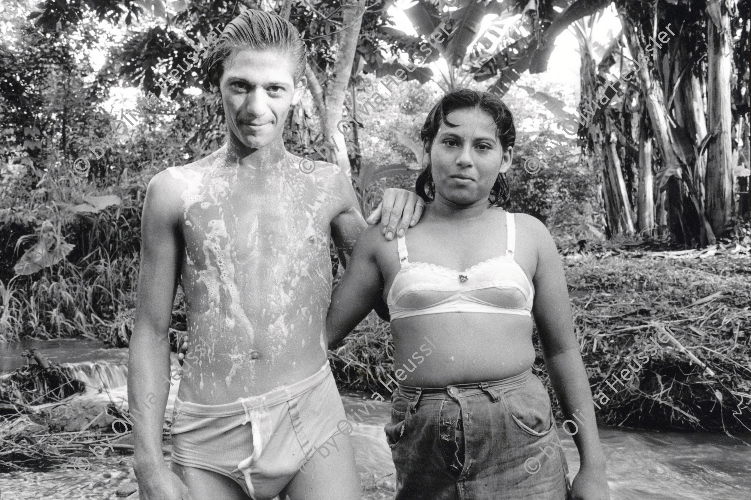 Image of sheet 19940380 photo 31: Junges Paar beim täglichen Bade im Fluss eingeseift mit Seife. Sie im BH er in Unterhose. Portrait.
Nicaragua 1994 √ Bad Mann frau Unterwäsche deza
Aus: «Der Traum von Solentiname» EPF, Zürich 
«El Sueño de Solentiname» IHNCA Managua p.172