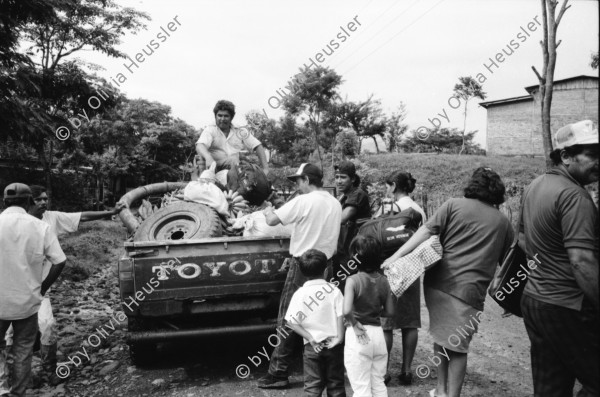 Image of sheet 19940390 photo 17: Finca Las Confluencias Rinderherde Gruppenbild Juanita Tinoco Chema Negro und Felicitas. Pinto Riccardo und Polin. Camioneta Umgebung La Cuesta. Lastwagen mit Personentransport. Camioneta flicken. Gruppenbild mit Polin Valdivia Salinas  und Familie Meiling Yaosca etc. Viktoria Vicky Victoria Esteli Nueva Segovia 
Kartonschachteln mit Copper Antikonzeptionsmittel Pillen Antibabypillen aus den Vereinigten Staaten USA. Nordamerika. Si Mujer in Managua San Judas 16 jähriges Mädchen schwanger. Promotoren Nicaragua 1994