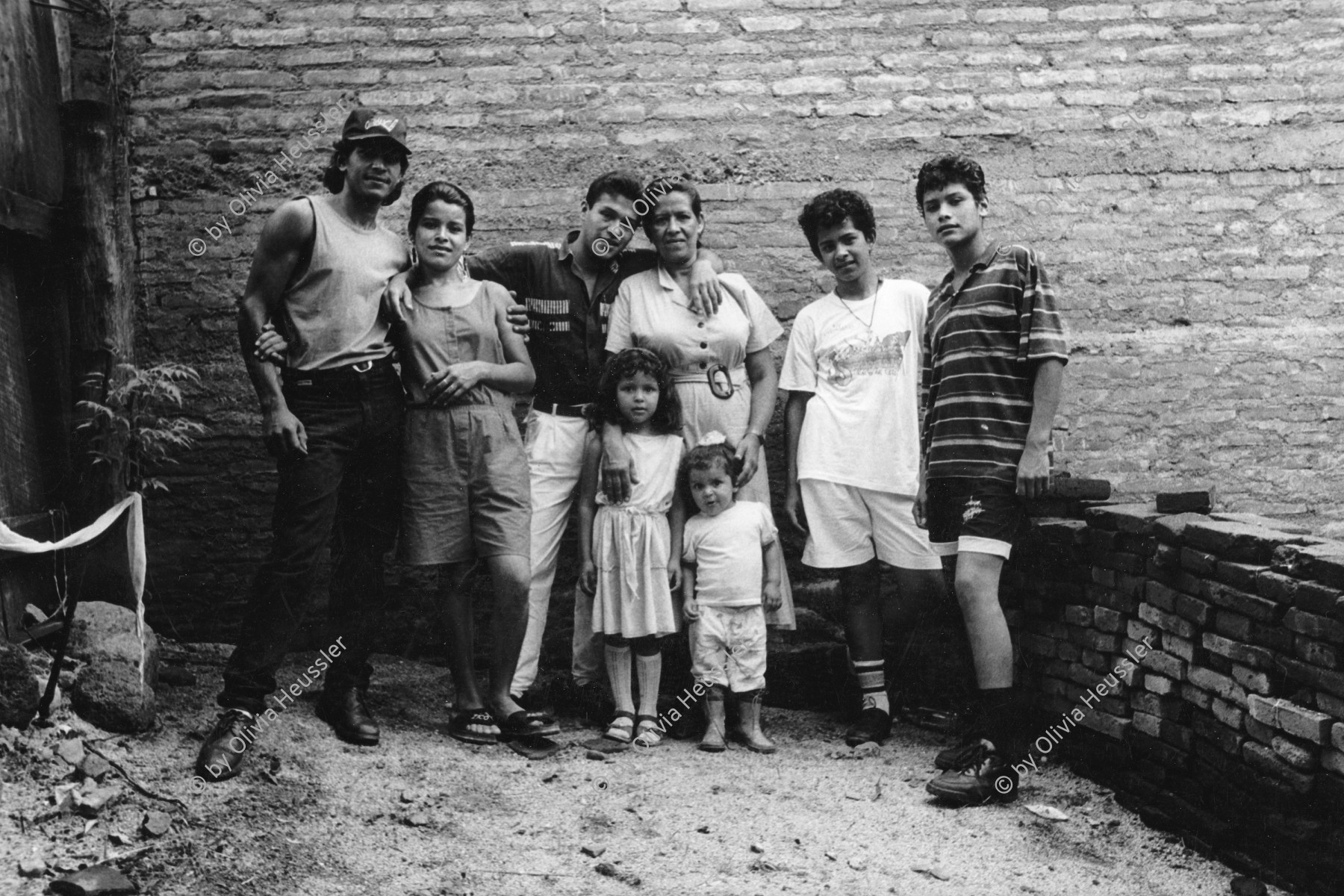 Image of sheet 19940390 photo 27: Gruppenbild mit Polin Valdivia Salinas Douglas (gest.) und Familie Meiling Yaosca etc. Viktoria Vicky Victoria Esteli Nueva Segovia Nicaragua 1994
√