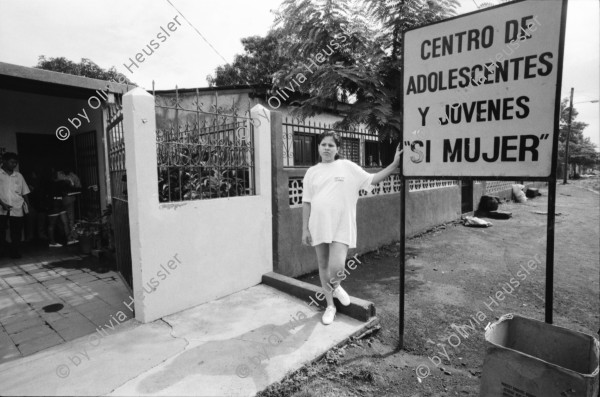 Image of sheet 19940390 photo 35: Finca Las Confluencias Rinderherde Gruppenbild Juanita Tinoco Chema Negro und Felicitas. Pinto Riccardo und Polin. Camioneta Umgebung La Cuesta. Lastwagen mit Personentransport. Camioneta flicken. Gruppenbild mit Polin Valdivia Salinas  und Familie Meiling Yaosca etc. Viktoria Vicky Victoria Esteli Nueva Segovia 
Kartonschachteln mit Copper Antikonzeptionsmittel Pillen Antibabypillen aus den Vereinigten Staaten USA. Nordamerika. Si Mujer in Managua San Judas 16 jähriges Mädchen schwanger. Promotoren Nicaragua 1994