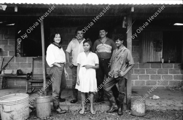 Image of sheet 19940390 photo 6: Finca Las Confluencias Rinderherde Gruppenbild Juanita Tinoco Chema Negro und Felicitas. Pinto Riccardo und Polin. Camioneta Umgebung La Cuesta. Lastwagen mit Personentransport. Camioneta flicken. Gruppenbild mit Polin Valdivia Salinas  und Familie Meiling Yaosca etc. Viktoria Vicky Victoria Esteli Nueva Segovia 
Kartonschachteln mit Copper Antikonzeptionsmittel Pillen Antibabypillen aus den Vereinigten Staaten USA. Nordamerika. Si Mujer in Managua San Judas 16 jähriges Mädchen schwanger. Promotoren Nicaragua 1994