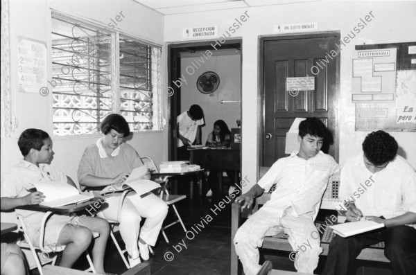 Image of sheet 19940400 photo 10: Si Mujer macht regelmässig Promotion und Reklame im Quartier, junge Studentinnen werben für das Zentrum 'Rosita Kugler'. Die Gesundheits Promotorin Ich bin mit Jamileh 19 j. unterwegs wie sie an junge Männer,  Kondome, Pariser in Anwesenheit der Mütter und Grossmütter, verteilt.  21 und 22. Apostolische Kirche. Kinder auf Pferdewagen. Junge schwangere wird kontrolliert. La Concepcion Masaya 28.09.Sitzung Fondo rotativo. La Concepcion, Concha Swissaid. klein Kredite. Kleinkredit Nicaragua Managua 1994