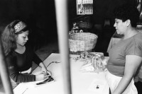 Image of sheet 19940400 photo 13: Si Mujer macht regelmässig Promotion und Reklame im Quartier, junge Studentinnen werben für das Zentrum 'Rosita Kugler'. Die Gesundheits Promotorin Ich bin mit Jamileh 19 j. unterwegs wie sie an junge Männer,  Kondome, Pariser in Anwesenheit der Mütter und Grossmütter, verteilt.  21 und 22. Apostolische Kirche. Kinder auf Pferdewagen. Junge schwangere wird kontrolliert. La Concepcion Masaya 28.09.Sitzung Fondo rotativo. La Concepcion, Concha Swissaid. klein Kredite. Kleinkredit Nicaragua Managua 1994