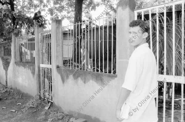 Image of sheet 19940400 photo 15: Si Mujer macht regelmässig Promotion und Reklame im Quartier, junge Studentinnen werben für das Zentrum 'Rosita Kugler'. Die Gesundheits Promotorin Ich bin mit Jamileh 19 j. unterwegs wie sie an junge Männer,  Kondome, Pariser in Anwesenheit der Mütter und Grossmütter, verteilt.  21 und 22. Apostolische Kirche. Kinder auf Pferdewagen. Junge schwangere wird kontrolliert. La Concepcion Masaya 28.09.Sitzung Fondo rotativo. La Concepcion, Concha Swissaid. klein Kredite. Kleinkredit Nicaragua Managua 1994