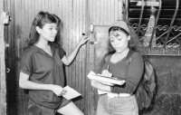 Image of sheet 19940400 photo 16: Si Mujer macht regelmässig Promotion und Reklame im Quartier, junge Studentinnen werben für das Zentrum 'Rosita Kugler'. Die Gesundheits Promotorin Ich bin mit Jamileh 19 j. unterwegs wie sie an junge Männer,  Kondome, Pariser in Anwesenheit der Mütter und Grossmütter, verteilt.  21 und 22. Apostolische Kirche. Kinder auf Pferdewagen. Junge schwangere wird kontrolliert. La Concepcion Masaya 28.09.Sitzung Fondo rotativo. La Concepcion, Concha Swissaid. klein Kredite. Kleinkredit Nicaragua Managua 1994