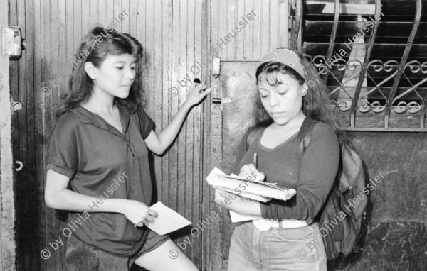 Image of sheet 19940400 photo 16: Si Mujer macht regelmässig Promotion und Reklame im Quartier, junge Studentinnen werben für das Zentrum 'Rosita Kugler'. Die Gesundheits Promotorin Ich bin mit Jamileh 19 j. unterwegs wie sie an junge Männer,  Kondome, Pariser in Anwesenheit der Mütter und Grossmütter, verteilt.  21 und 22. Apostolische Kirche. Kinder auf Pferdewagen. Junge schwangere wird kontrolliert. La Concepcion Masaya 28.09.Sitzung Fondo rotativo. La Concepcion, Concha Swissaid. klein Kredite. Kleinkredit Nicaragua Managua 1994