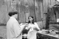 Image of sheet 19940400 photo 31: Si Mujer macht regelmässig Promotion und Reklame im Quartier, junge Studentinnen werben für das Zentrum 'Rosita Kugler'. Die Gesundheits Promotorin Ich bin mit Jamileh 19 j. unterwegs wie sie an junge Männer,  Kondome, Pariser in Anwesenheit der Mütter und Grossmütter, verteilt.  21 und 22. Apostolische Kirche. Kinder auf Pferdewagen. Junge schwangere wird kontrolliert. La Concepcion Masaya 28.09.Sitzung Fondo rotativo. La Concepcion, Concha Swissaid. klein Kredite. Kleinkredit Nicaragua Managua 1994