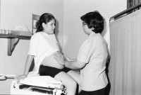 Image of sheet 19940400 photo 5: Si Mujer macht regelmässig Promotion und Reklame im Quartier, junge Studentinnen werben für das Zentrum 'Rosita Kugler'. Die Gesundheits Promotorin Ich bin mit Jamileh 19 j. unterwegs wie sie an junge Männer,  Kondome, Pariser in Anwesenheit der Mütter und Grossmütter, verteilt.  21 und 22. Apostolische Kirche. Kinder auf Pferdewagen. Junge schwangere wird kontrolliert. La Concepcion Masaya 28.09.Sitzung Fondo rotativo. La Concepcion, Concha Swissaid. klein Kredite. Kleinkredit Nicaragua Managua 1994