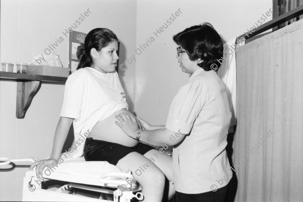 Image of sheet 19940400 photo 5: Si Mujer macht regelmässig Promotion und Reklame im Quartier, junge Studentinnen werben für das Zentrum 'Rosita Kugler'. Die Gesundheits Promotorin Ich bin mit Jamileh 19 j. unterwegs wie sie an junge Männer,  Kondome, Pariser in Anwesenheit der Mütter und Grossmütter, verteilt.  21 und 22. Apostolische Kirche. Kinder auf Pferdewagen. Junge schwangere wird kontrolliert. La Concepcion Masaya 28.09.Sitzung Fondo rotativo. La Concepcion, Concha Swissaid. klein Kredite. Kleinkredit Nicaragua Managua 1994