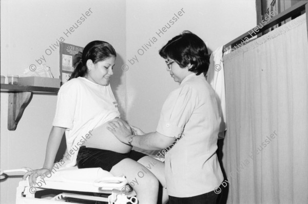 Image of sheet 19940400 photo 6: Si Mujer macht regelmässig Promotion und Reklame im Quartier, junge Studentinnen werben für das Zentrum 'Rosita Kugler'. Die Gesundheits Promotorin Ich bin mit Jamileh 19 j. unterwegs wie sie an junge Männer,  Kondome, Pariser in Anwesenheit der Mütter und Grossmütter, verteilt.  21 und 22. Apostolische Kirche. Kinder auf Pferdewagen. Junge schwangere wird kontrolliert. La Concepcion Masaya 28.09.Sitzung Fondo rotativo. La Concepcion, Concha Swissaid. klein Kredite. Kleinkredit Nicaragua Managua 1994