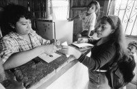 Image of sheet 19940410 photo 15: Ich bin unterwegs mit Jamileh 19j. im Barrio San Judas. Sie geht von Haus zu Haus verteilt Kondome und macht für Si Mujer Reklame. Ueberschwemmung in Managua.
Nicaragua 1994

Women Health medicine clinic sexual education
