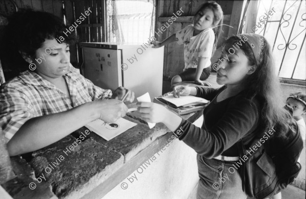 Image of sheet 19940410 photo 15: Ich bin unterwegs mit Jamileh 19j. im Barrio San Judas. Sie geht von Haus zu Haus verteilt Kondome und macht für Si Mujer Reklame. Ueberschwemmung in Managua.
Nicaragua 1994

Women Health medicine clinic sexual education