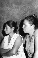 Image of sheet 19940420 photo 11: Sitzung der 14 Cros Comité Administrativ für Kleinkredite davon sind sechs Frauen. Mädchen beim Bohnen säubern Gruppenbild mit Bamby. Doña Juana Catalina 62j. sechs  Kinder macht seit sie 8 j. ist Canastos Körbe für die Kaffee ernte. Habe drei für Pantasma gekauft. Nicaragua 1994