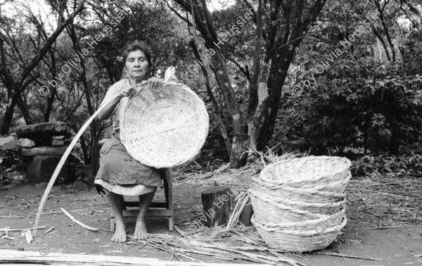 Image of sheet 19940420 photo 33: Doña Juana Catalina (62) hat sechs  Kinder und stellt seit sie 8 jährig ist Körbe für die Kaffee Ernte her, Nicaragua 1994. Habe drei für Pantasma gekauft. Nicaragua 1994