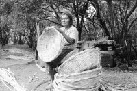 Image of sheet 19940420 photo 37: Doña Juana Catalina 62j. sechs  Kinder macht seit sie 8 j. ist Canastos Körbe für die Kaffee ernte. Habe drei für Pantasma gekauft. Nicaragua 1994