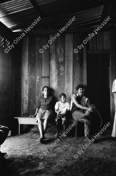 Image of sheet 19940430 photo 16: Ueberschwemmung in Managua. Auto fahren durch Hochwasser. Frauen und Männer an Sitzung über Kleinkredite im Rotativverfahren in Masaya La Concepcion. Swissaid Projekt. Mulukkuku: Asamblea Sandinista wird gewählt. Urne ist Plastikkübel. In der Schreinerei der Frauenkooperative MLO. Maria Luisa Ortiz Mulukkuku Nicaragua 1994