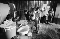 Image of sheet 19940430 photo 26: Ueberschwemmung in Managua. Auto fahren durch Hochwasser. Frauen und Männer an Sitzung über Kleinkredite im Rotativverfahren in Masaya La Concepcion. Swissaid Projekt. Mulukkuku: Asamblea Sandinista wird gewählt. Urne ist Plastikkübel. In der Schreinerei der Frauenkooperative MLO. Maria Luisa Ortiz Mulukkuku Nicaragua 1994