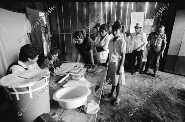 Image of sheet 19940430 photo 26: Ueberschwemmung in Managua. Auto fahren durch Hochwasser. Frauen und Männer an Sitzung über Kleinkredite im Rotativverfahren in Masaya La Concepcion. Swissaid Projekt. Mulukkuku: Asamblea Sandinista wird gewählt. Urne ist Plastikkübel. In der Schreinerei der Frauenkooperative MLO. Maria Luisa Ortiz Mulukkuku Nicaragua 1994