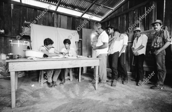 Image of sheet 19940430 photo 29: Ueberschwemmung in Managua. Auto fahren durch Hochwasser. Frauen und Männer an Sitzung über Kleinkredite im Rotativverfahren in Masaya La Concepcion. Swissaid Projekt. Mulukkuku: Asamblea Sandinista wird gewählt. Urne ist Plastikkübel. In der Schreinerei der Frauenkooperative MLO. Maria Luisa Ortiz Mulukkuku Nicaragua 1994