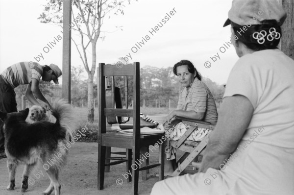 Image of sheet 19940440 photo 13: Gretel Sequeiros, Koordinatorin im Frauenkollektiv «María Luisa Ortíz»,
bekommt Besuch von der Hebamme Maximina Harkin.
Mulukukú, Dep. Matagalpa, 1994Bei Noel Montoya und Grethel Sequeira. in Mulukkuku. Dorothy Granada ist Californierin und Latina. Sie arbeitet in der Clinica der Frauenkooperative MLO. Beim Haarewaschen. Gretel an der Schreibmaschine. Besuch einer Hebamme Maximina Harkin, 60, mit Sporen an den Schlarpen. Flip Flop Nicaragua 1994