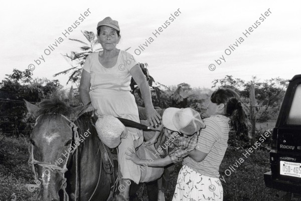 Image of sheet 19940440 photo 31: Besuch einer Hebamme Maximina Harkin, 60, mit Sporen an den Schlarpen. Flip Flop Nicaragua 1994 √ Midwife of Women cooperative MLO