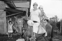Image of sheet 19940440 photo 32: Besuch einer Hebamme Maximina Harkin, 60, mit Sporen an den Schlarpen. Flip Flop Nicaragua 1994