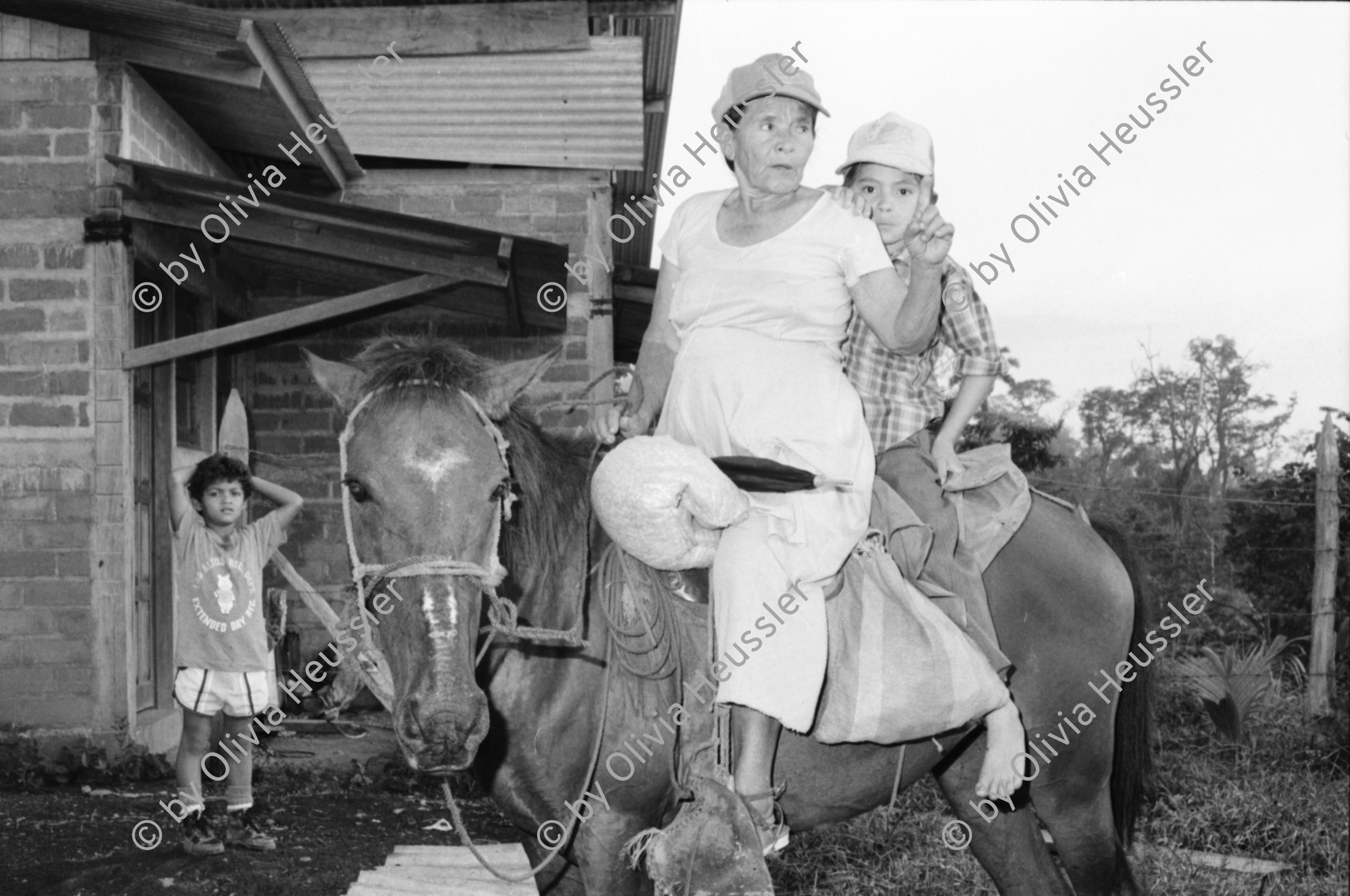 Image of sheet 19940440 photo 32: Besuch einer Hebamme Maximina Harkin, 60, mit Sporen an den Schlarpen. Flip Flop Nicaragua 1994