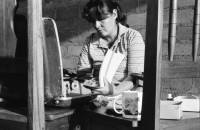 Image of sheet 19940440 photo 36: Bei Noel Montoya und Grethel Sequeira. in Mulukkuku. Dorothy Granada ist Californierin und Latina. Sie arbeitet in der Clinica der Frauenkooperative MLO. Beim Haarewaschen. Gretel an der Schreibmaschine. Besuch einer Hebamme Maximina Harkin, 60, mit Sporen an den Schlarpen. Flip Flop Nicaragua 1994
