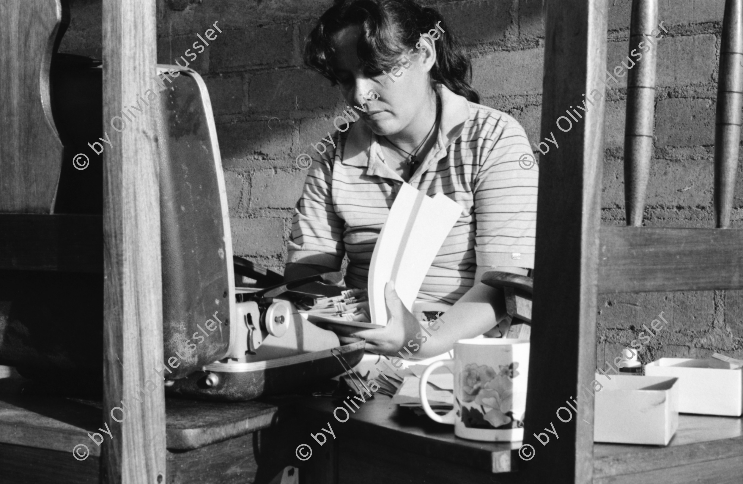 Image of sheet 19940440 photo 36: Bei Noel Montoya und Grethel Sequeira. in Mulukkuku. Dorothy Granada ist Californierin und Latina. Sie arbeitet in der Clinica der Frauenkooperative MLO. Beim Haarewaschen. Gretel an der Schreibmaschine. Besuch einer Hebamme Maximina Harkin, 60, mit Sporen an den Schlarpen. Flip Flop Nicaragua 1994