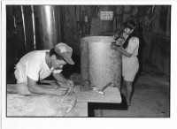 Image of sheet 19940450 photo 0: Eine Arbeiterin und ein Arbeiter einer Kooperative, stellen Silos her zur Lagerung der Nahrungsmittel. Diese Produktion ist unterstützt von der Schweizer Entwicklungshilfe (COSUDE POSTCOSECHA). Mulukuku Nic. 10. 1994 Tank deza Nicaragua Arbeit Mann  Frau Getreide Ernte ngo