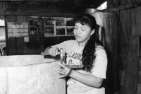 Image of sheet 19940450 photo 2: Postcosecha:Produktion der Silos in der Kooperative Idefonso Montoya. 30 Silos für Rio Blanco. a 322 Cordobas. Die Frau heisst Catalyna Vargas Valdivia. Wählen einer neuen Asamblea Sandinista. Das Haus von Montoya mit Palmdach und Bambus. In der Schreinerei der Frauenkooperative MLO arbeitet ein junger Mann als Ausbildner Er ist bezahlt vom SAH. Gruppenbild. Nicaragua 1994 Mulukuku