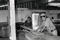 Image of sheet 19940450 photo 20: © 1994, Olivia Heussler / www.clic.li
Harvey instruiert die Frauen der Kooperative M.L.O. in Mulukkuku. Seine Arbeit ist finanziert vom Schweizer ArbeiterInnenhilfswerk. Mulukkuku Nicaragua 10.94 √
 cooperativa de mujeres «María Luisa Ortíz», Mulukukú, Dpto. de Matagalpa, 1994
María Luisa Ortíz Women’s Cooperative. work women carpenter wood carpentry