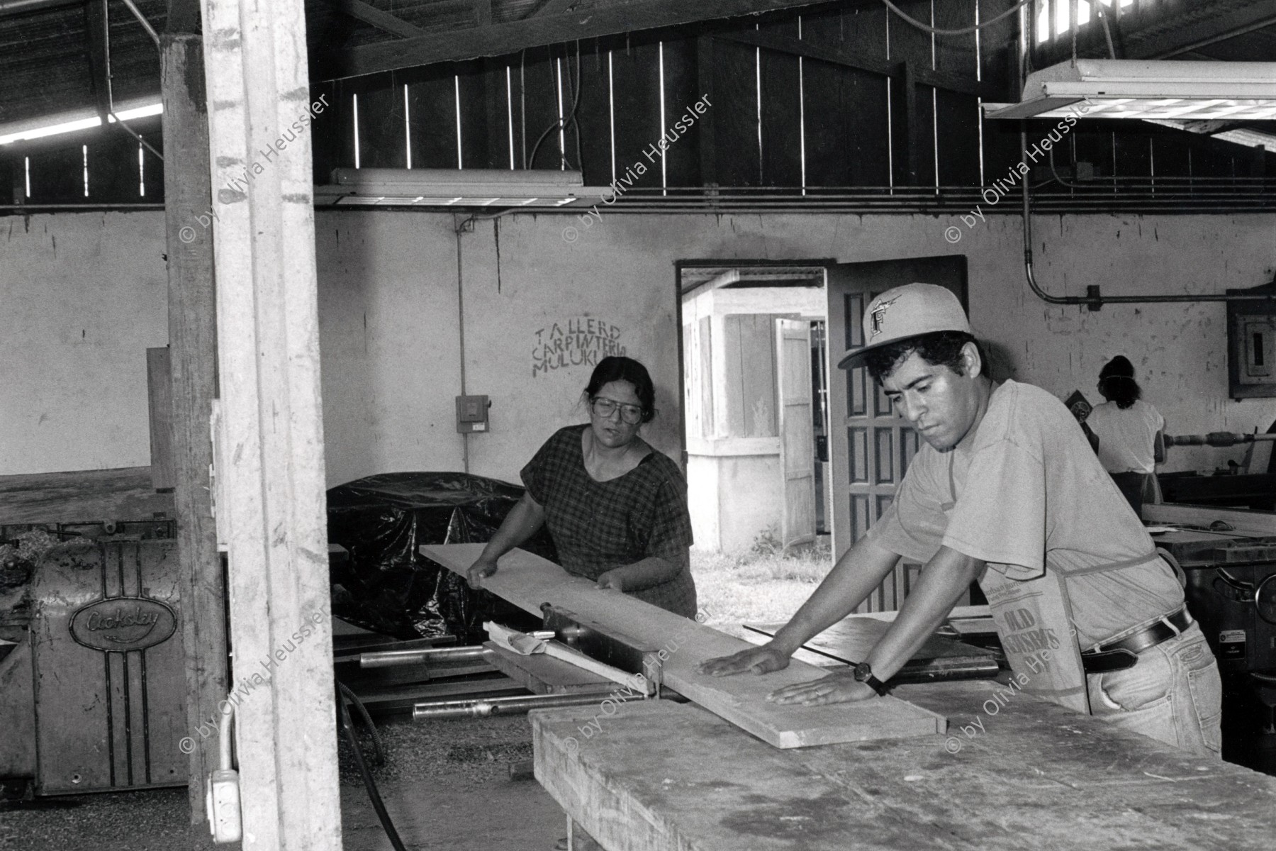 Image of sheet 19940450 photo 20: © 1994, Olivia Heussler / www.clic.li
Harvey instruiert die Frauen der Kooperative M.L.O. in Mulukkuku. Seine Arbeit ist finanziert vom Schweizer ArbeiterInnenhilfswerk. Mulukkuku Nicaragua 10.94 √
 cooperativa de mujeres «María Luisa Ortíz», Mulukukú, Dpto. de Matagalpa, 1994
María Luisa Ortíz Women’s Cooperative. work women carpenter wood carpentry