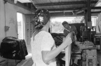 Image of sheet 19940450 photo 30: Postcosecha:Produktion der Silos in der Kooperative Idefonso Montoya. 30 Silos für Rio Blanco. a 322 Cordobas. Die Frau heisst Catalyna Vargas Valdivia. Wählen einer neuen Asamblea Sandinista. Das Haus von Montoya mit Palmdach und Bambus. In der Schreinerei der Frauenkooperative MLO arbeitet ein junger Mann als Ausbildner Er ist bezahlt vom SAH. Gruppenbild. Nicaragua 1994 Mulukuku