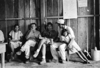 Image of sheet 19940460 photo 15: Im Taller de Bloques der Frauenkooperative Maria Luisa Ortiz werden Blöcke mit Sand und Zement angefertigt. Mit einer Presse werden von Hand die Blöcke gepresst. Im Wahllokal umgemodeltes Privathaus sitzt Noel Dorothe und Gretel mit einem kleinen Mädchen. Gretel und Monica die Aeffin. Der Stier hat eine Freundin. Frau an der Maismühle mit Kinder. Nicaragua 1994