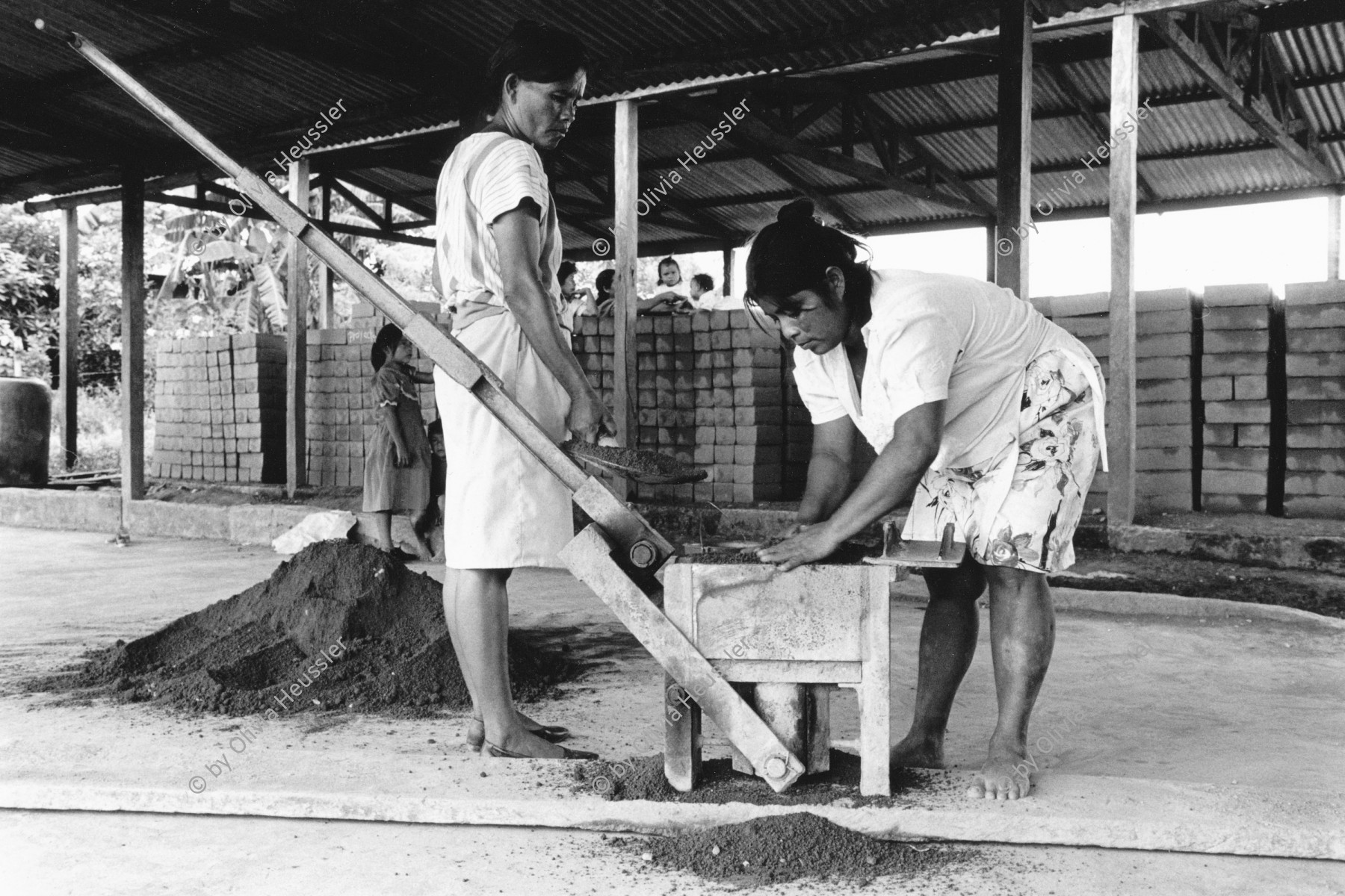 Image of sheet 19940460 photo 3: © 1994, Olivia Heussler / www.clic.li
Frauen stellen Bauklötze her. Sie gehören zum Kollektiv 'Maria Luisa Ortiz' Mulukkuku, Nicaragua  10. 1994 √ Mulukuku Kooperative Arbeit 
deza mediathek
Bloques
Frauen der Kooperative M.L.O. in Mulukuku, finanziert vom Schweizer ArbeiterInnenhilfswerk. Mulukuku Nicaragua 10.94 √
cooperativa de mujeres «María Luisa Ortíz», Mulukukú, Dpto. de Matagalpa, 1994
María Luisa Ortíz Women’s Cooperative. work women carpenter wood carpentry