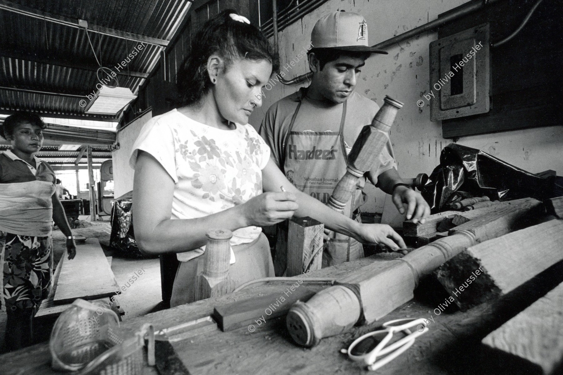 Image of sheet 19940470 photo 0: © 1994, Olivia Heussler / www.clic.li
Die Frauen der Kooperative M.L.O. in ihrer Schreiner Innenwerkstatt, werden von Harvey instruiert. Harvey ist vom Schweizer Arbeiterinnenhilfswerk NGO ONG; SAH finanziert. Mulukkuku Nicaragua 10.94 1994 √
√
cooperativa de mujeres «María Luisa Ortíz», Mulukukú, Dpto. de Matagalpa, 1994
María Luisa Ortíz Women’s Cooperative. work women carpenter wood carpentry