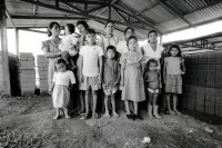 Image of sheet 19940470 photo 15: © 1994, Olivia Heussler / www.clic.li
Die Frauen und Kinder der Kooperative M.L.O. in ihrem Lokal. Mulukkuku Nicaragua 10. 1994 √
Gruppenbild
die Frauen der Kooperative M.L.O. in Mulukkuku finanziert von der NGO (ONG) Schweizer Arbeiterinnenhilfswerk. SAH.
cooperativa de mujeres «María Luisa Ortíz», Mulukukú, Dpto. de Matagalpa, 1994
María Luisa Ortíz Women’s Cooperative. work women carpenter wood carpentry