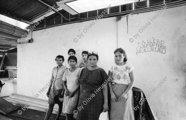 Image of sheet 19940470 photo 2: Gruppenbild der Bloquefrauen Frauen Kooperative Maria Luisa Ortiz MLO. Schreinerfrauen  In der Schreinerei arbeiten Frauen und gleichzeitig werden sie durch die Hilfe des SAH Schweizerisches Arbeiterinnenhilfswerk, ausgebildet. Angehörige der Kooperative morgens beim waschen etc. Junge schmust liebkost Kalb. Junge Frau und Mutter wäscht sich am Bach. Während der Charla in der Clinica der Kooperative Nicaragua 1994