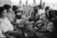 Image of sheet 19940470 photo 37: Die Frauen werden in der Klinik über Körper- und Gesundheitsfragen informiert.  Mulukkuku Nicaragua 10.94 1994