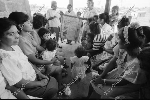 Image of sheet 19940470 photo 37: Die Frauen werden in der Klinik über Körper- und Gesundheitsfragen informiert.  Mulukkuku Nicaragua 10.94 1994