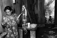 Image of sheet 19940480 photo 0: Francisca Diaz Ramirez, 33 leitet die Schreinerinnen Kooperative Maria Luisa Ortiz in Mulukuku. Sie steht jeden Tag um 3 Uhr auf um vor der 'Arbeit' ihren Haushalt zu schmeissen. Nic. 10.94 Prints EDA Mediathek DEZA Nicaragua Mulukuku Arbeit Tortilla Feuer Küche Frau