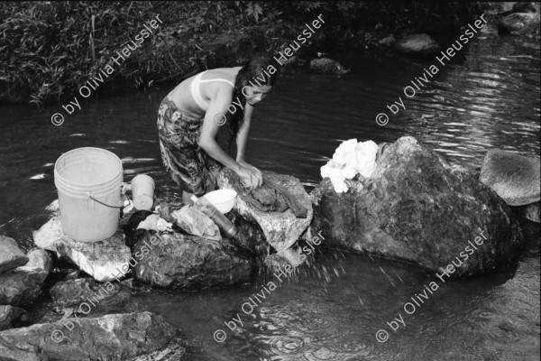 Image of sheet 19940480 photo 29: Die Frauen der Kooperative während ihrer Arbeiten zu Hause vor dem Beginn ihrer Arbeit in der Schreinerei. Tortilla machen. Kinder verpflegen. Am Fluss beim Wäsche waschen und sich selber. Kind nackt zieht sich an. Portrait Mutter und Tochter. Charla in der Clinica. Vortrag Symposium Sitzung Besprechung.
in der Klinik für Frauen. Nicaragua 1994 gesundheit frauen Mulukuku