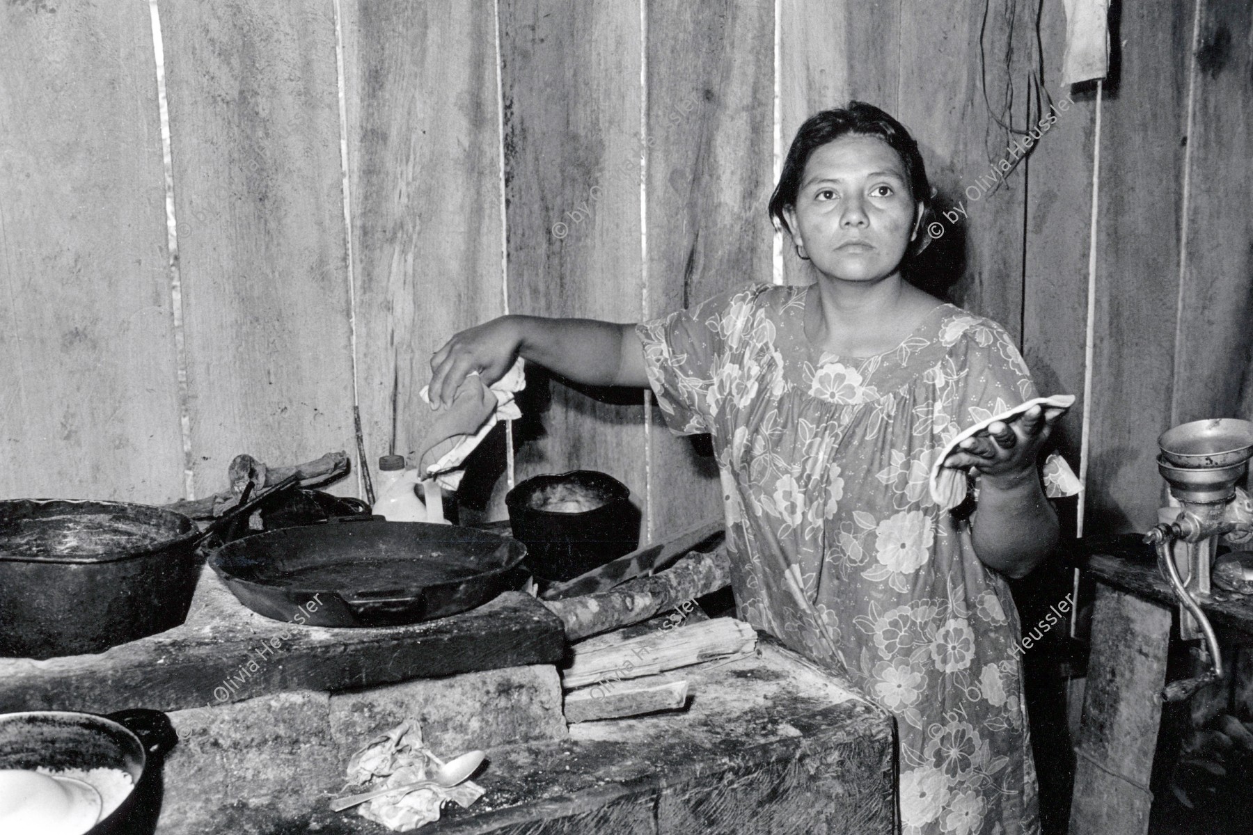 Image of sheet 19940480 photo 3: © 1994, Olivia Heussler / www.clic.li
Francisca Diaz Ramirez, In ihrer Küche am Lehmofen. Feuer Adobe. beim Tortilla backen.33 leitet die Schreinerinnen Kooperative Maria Luisa Ortiz MLO in Mulukkuku. Sie steht jeden Tag um 3 Uhr auf um vor der 'Arbeit' ihren Haushalt zu schmeissen. Nic. 10. 1994 Nicaragua Dep. Matagalpa √
Mais Ofen Lehm Frau Küche Kitchen Women Work Home Food eating cooking fyer place smoke