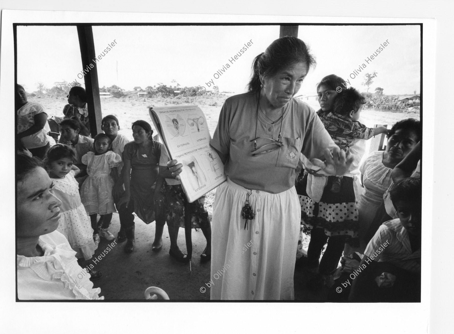 Image of sheet 19940490 photo 21: Die Frauen des Kooperativen eigenen Gesundheitszentrums Halten den Patientinnen jeden morgen ein kleiner Vortrag. Mulukuku, Nicaragua 10. 1994 dorothea dorothy Gesundheit Workshop deza Mütter Genossenschaft NGO health clinic erziehung Frau Maria Luisa Ortiz help hilfe Zentrum Center Krankenschwester taller