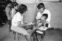 Image of sheet 19940490 photo 31: Charla von Dorothea und der franz. Krankenschwester in der Clinica MLO für die Frauen. Ueber Hygiene und Kindererziehung und Gesundheit. auch Aufklärung über Geschlechtsorgane bei Frau und Mann. Dorothea beim Sprechen mit Tafel. Schwangere auf Personenwaage mit Stiefel in der Hand. Frauen mit Kleinkinder in der Consulta . Behandlung. Wägen des Säugling Nicaragua 1994