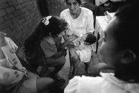 Image of sheet 19940490 photo 36: Charla von Dorothea und der franz. Krankenschwester in der Clinica MLO für die Frauen. Ueber Hygiene und Kindererziehung und Gesundheit. auch Aufklärung über Geschlechtsorgane bei Frau und Mann. Dorothea beim Sprechen mit Tafel. Schwangere auf Personenwaage mit Stiefel in der Hand. Frauen mit Kleinkinder in der Consulta . Behandlung. Wägen des Säugling Nicaragua 1994