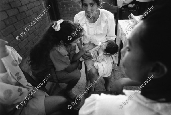 Image of sheet 19940490 photo 36: Charla von Dorothea und der franz. Krankenschwester in der Clinica MLO für die Frauen. Ueber Hygiene und Kindererziehung und Gesundheit. auch Aufklärung über Geschlechtsorgane bei Frau und Mann. Dorothea beim Sprechen mit Tafel. Schwangere auf Personenwaage mit Stiefel in der Hand. Frauen mit Kleinkinder in der Consulta . Behandlung. Wägen des Säugling Nicaragua 1994